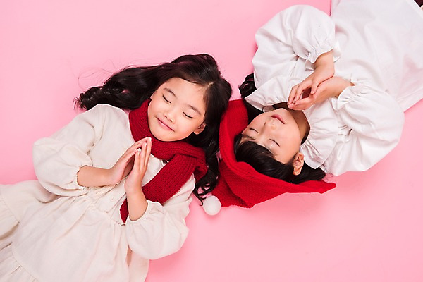 포토 JPG 스튜디오촬영 모자 여학생 여자 어린이라이프 초등학생 어린이 실내 미소 소녀 상반신 두명 앞모습 친구 눕기 눈감음 목도리 한국인 즐거움 손모으기 소녀만 국내포토 학생 라이프스타일 잡화 감정 뷰포인트 관계 모션 표정 사람 동양인 손짓 내부 여자만 어린이만 파일형식