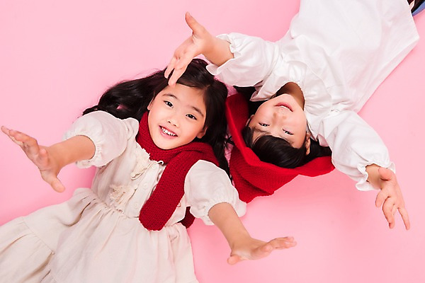 포토 JPG 스튜디오촬영 모자 여학생 여자 어린이라이프 초등학생 어린이 실내 미소 소녀 상반신 두명 앞모습 친구 눕기 목도리 한국인 즐거움 손뻗기 소녀만 국내포토 학생 라이프스타일 잡화 감정 뷰포인트 관계 모션 표정 사람 동양인 내부 여자만 어린이만 파일형식