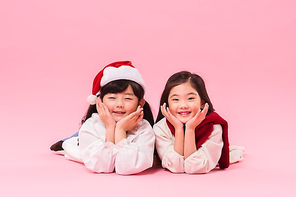 포토 JPG 스튜디오촬영 여학생 여자 어린이라이프 초등학생 어린이 엎드리기 산타모자 실내 미소 소녀 상반신 두명 앞모습 친구 목도리 턱괴기 한국인 즐거움 소녀만 국내포토 모자_잡화 학생 라이프스타일 잡화 감정 뷰포인트 크리스마스 관계 모션 표정 사람 동양인 내부 여자만 어린이만 파일형식