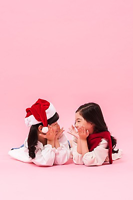 포토 JPG 스튜디오촬영 여학생 여자 어린이라이프 초등학생 어린이 엎드리기 산타모자 실내 미소 소녀 상반신 두명 앞모습 친구 마주보기 목도리 턱괴기 한국인 즐거움 소녀만 국내포토 모자 학생 라이프스타일 잡화 감정 뷰포인트 크리스마스 관계 모션 표정 사람 동양인 내부 여자만 어린이만 파일형식
