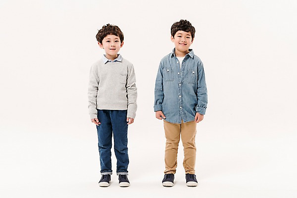 포토 JPG 스튜디오촬영 전신 남자 어린이라이프 초등학생 어린이 남학생 실내 서기 미소 소년 두명 앞모습 친구 한국인 소년만 국내포토 학생 라이프스타일 뷰포인트 관계 모션 표정 사람 동양인 내부 남자만 어린이만 파일형식