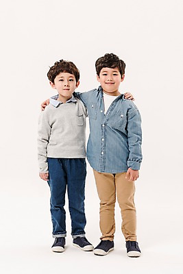 포토 JPG 스튜디오촬영 전신 남자 어린이라이프 초등학생 어린이 남학생 어깨동무 실내 서기 미소 소년 두명 앞모습 친구 한국인 소년만 국내포토 학생 라이프스타일 뷰포인트 포즈 관계 모션 표정 사람 동양인 내부 남자만 어린이만 파일형식 인종 생활