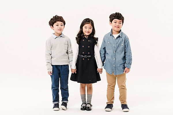 포토 JPG 스튜디오촬영 전신 여학생 여자 남자 어린이라이프 초등학생 어린이 남학생 실내 서기 미소 소녀 소년 앞모습 세명 친구 손잡기 한국인 어린이만 국내포토 학생 라이프스타일 뷰포인트 관계 모션 표정 사람 동양인 내부 파일형식 인종 생활