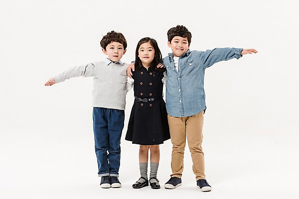 포토 JPG 스튜디오촬영 전신 여학생 여자 남자 어린이라이프 초등학생 어린이 남학생 팔벌리기 실내 서기 소녀 소년 앞모습 세명 친구 한국인 어린이만 국내포토 학생 라이프스타일 뷰포인트 관계 모션 사람 동양인 내부 파일형식 인종 생활