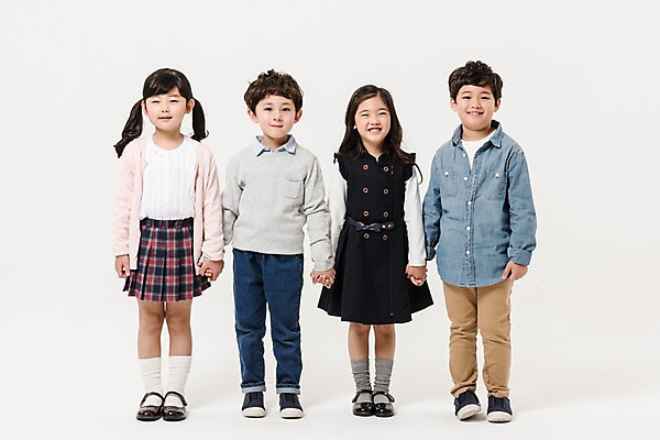 포토 JPG 스튜디오촬영 전신 여학생 여자 남자 어린이라이프 초등학생 어린이 남학생 실내 서기 미소 소녀 소년 여러명 앞모습 친구 손잡기 한국인 즐거움 어린이만 국내포토 학생 라이프스타일 감정 뷰포인트 다수 관계 모션 표정 사람 동양인 내부 파일형식