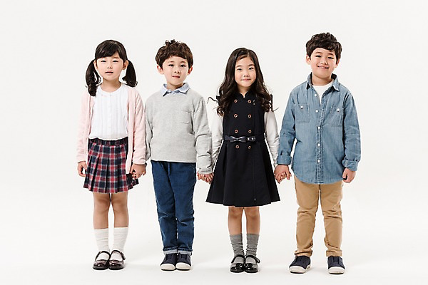 포토 JPG 스튜디오촬영 전신 여학생 여자 남자 어린이라이프 초등학생 어린이 남학생 실내 서기 미소 소녀 소년 여러명 앞모습 친구 손잡기 한국인 즐거움 어린이만 국내포토 학생 라이프스타일 감정 뷰포인트 다수 관계 모션 표정 사람 동양인 내부 파일형식 인종 생활