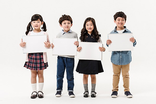 포토 JPG 스튜디오촬영 전신 여학생 여자 남자 어린이라이프 초등학생 어린이 남학생 실내 서기 미소 들기 소녀 소년 여러명 앞모습 친구 한국인 스케치북 즐거움 어린이만 국내포토 학생 라이프스타일 감정 뷰포인트 다수 관계 모션 학용품 표정 사람 동양인 내부 파일형식