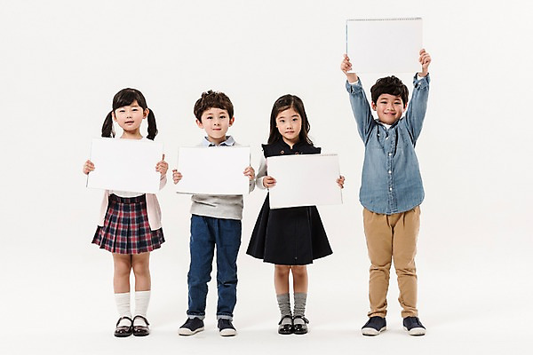 포토 JPG 스튜디오촬영 전신 여학생 여자 남자 어린이라이프 초등학생 어린이 남학생 실내 서기 미소 들기 소녀 소년 여러명 앞모습 친구 한국인 스케치북 즐거움 어린이만 국내포토 학생 라이프스타일 감정 뷰포인트 다수 관계 모션 학용품 표정 사람 동양인 내부 파일형식