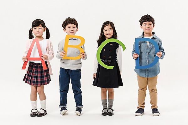 포토 JPG 스튜디오촬영 전신 알파벳 영어 여학생 여자 어린이교육 남자 어린이라이프 초등학생 어린이 남학생 실내 서기 미소 들기 소녀 소년 여러명 앞모습 친구 한국인 즐거움 어린이만 국내포토 문자 학생 라이프스타일 교육 감정 뷰포인트 다수 관계 모션 표정 사람 동양인 내부 파일형식