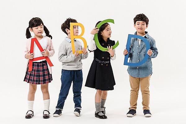 포토 JPG 스튜디오촬영 전신 알파벳 영어 여학생 여자 어린이교육 남자 어린이라이프 초등학생 어린이 남학생 실내 서기 미소 들기 소녀 소년 여러명 앞모습 친구 한국인 즐거움 어린이만 국내포토 문자 학생 라이프스타일 교육 감정 뷰포인트 다수 관계 모션 표정 사람 동양인 내부 파일형식