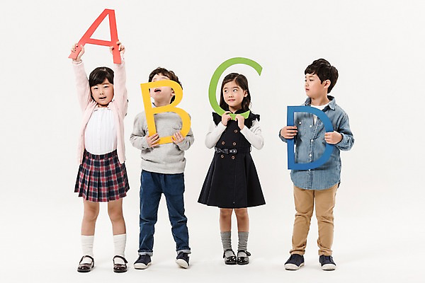 포토 JPG 스튜디오촬영 전신 알파벳 영어 여학생 여자 어린이교육 남자 어린이라이프 초등학생 어린이 남학생 실내 서기 들기 소녀 소년 여러명 앞모습 친구 한국인 즐거움 어린이만 국내포토 문자 학생 라이프스타일 교육 감정 뷰포인트 다수 관계 모션 사람 동양인 내부 파일형식