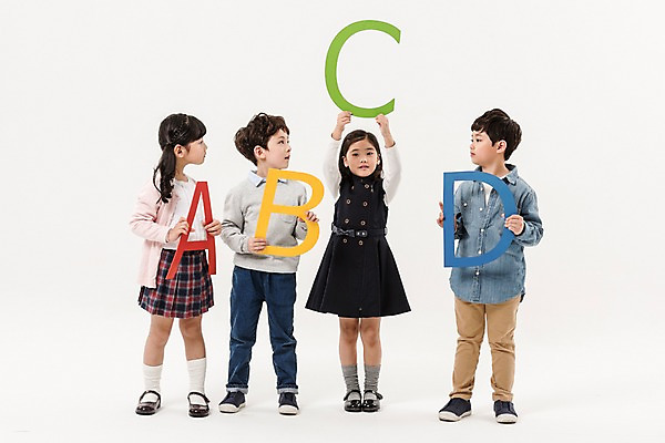 포토 JPG 스튜디오촬영 전신 알파벳 영어 여학생 여자 어린이교육 남자 어린이라이프 초등학생 어린이 남학생 실내 서기 들기 소녀 소년 여러명 앞모습 친구 한국인 즐거움 어린이만 국내포토 문자 학생 라이프스타일 교육 감정 뷰포인트 다수 관계 모션 사람 동양인 내부 파일형식