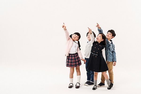 포토 JPG 스튜디오촬영 전신 여학생 여자 남자 어린이라이프 초등학생 어린이 남학생 실내 서기 소녀 소년 여러명 앞모습 친구 한국인 가리킴 어린이만 국내포토 학생 라이프스타일 뷰포인트 다수 관계 모션 사람 동양인 손짓 내부 파일형식