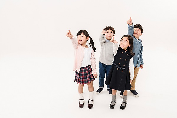 포토 JPG 스튜디오촬영 전신 여학생 여자 남자 어린이라이프 초등학생 어린이 남학생 실내 서기 소녀 소년 여러명 앞모습 친구 하이앵글 한국인 가리킴 어린이만 국내포토 학생 라이프스타일 뷰포인트 다수 관계 모션 사람 동양인 손짓 내부 파일형식