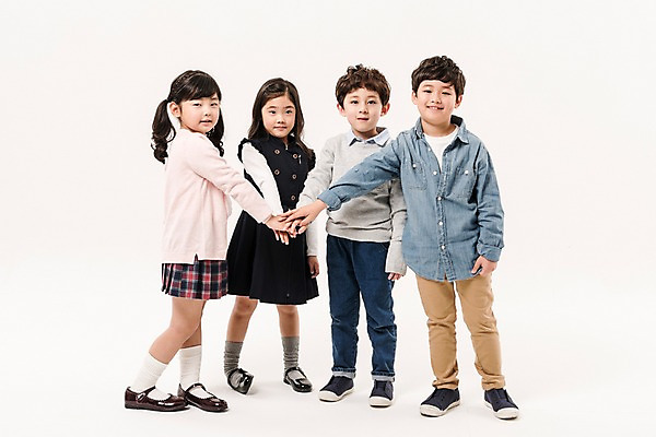 포토 JPG 스튜디오촬영 전신 여학생 여자 남자 어린이라이프 초등학생 어린이 남학생 실내 서기 미소 소녀 소년 여러명 앞모습 옆모습 친구 파이팅 한국인 즐거움 어린이만 국내포토 학생 라이프스타일 감정 뷰포인트 다수 관계 모션 표정 사람 동양인 내부 파일형식 인종 생활