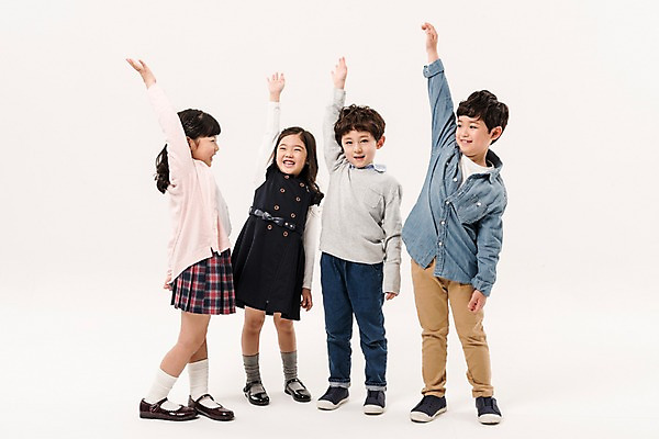 포토 JPG 스튜디오촬영 전신 여학생 여자 남자 어린이라이프 초등학생 어린이 남학생 실내 서기 미소 소녀 소년 여러명 옆모습 친구 손들기 파이팅 한국인 즐거움 어린이만 국내포토 학생 라이프스타일 감정 뷰포인트 다수 관계 모션 표정 사람 동양인 내부 파일형식