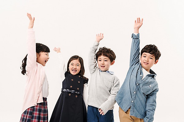 포토 JPG 스튜디오촬영 여학생 여자 남자 어린이라이프 초등학생 어린이 남학생 실내 서기 미소 소녀 소년 여러명 상반신 앞모습 옆모습 친구 손들기 파이팅 한국인 즐거움 어린이만 국내포토 학생 라이프스타일 감정 뷰포인트 다수 관계 모션 표정 사람 동양인 내부 파일형식