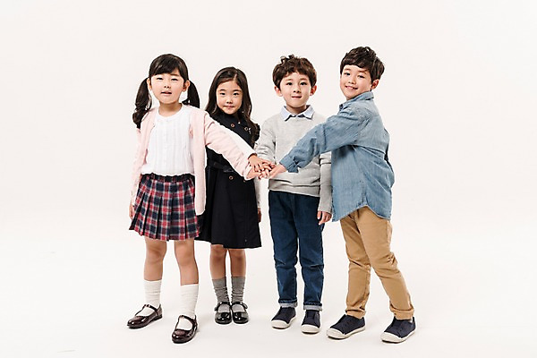 포토 JPG 스튜디오촬영 전신 여학생 여자 남자 어린이라이프 초등학생 어린이 남학생 실내 서기 미소 소녀 소년 여러명 앞모습 옆모습 친구 파이팅 한국인 즐거움 어린이만 국내포토 학생 라이프스타일 감정 뷰포인트 다수 관계 모션 표정 사람 동양인 내부 파일형식 인종 생활