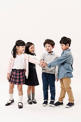 포토 JPG 스튜디오촬영 전신 여학생 여자 남자 어린이라이프 초등학생 어린이 남학생 실내 서기 미소 소녀 소년 여러명 앞모습 옆모습 친구 파이팅 한국인 즐거움 어린이만 국내포토 학생 라이프스타일 감정 뷰포인트 다수 관계 모션 표정 사람 동양인 내부 파일형식