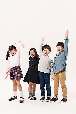 포토 JPG 스튜디오촬영 전신 여학생 여자 남자 어린이라이프 초등학생 어린이 남학생 실내 서기 미소 소녀 소년 여러명 옆모습 친구 손들기 파이팅 한국인 즐거움 어린이만 국내포토 학생 라이프스타일 감정 뷰포인트 다수 관계 모션 표정 사람 동양인 내부 파일형식 인종 생활