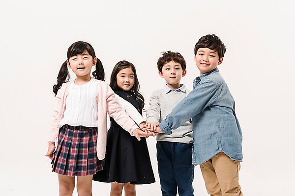 포토 JPG 스튜디오촬영 여학생 여자 남자 어린이라이프 초등학생 어린이 남학생 실내 서기 미소 소녀 소년 여러명 상반신 앞모습 옆모습 친구 파이팅 한국인 즐거움 어린이만 국내포토 학생 라이프스타일 감정 뷰포인트 다수 관계 모션 표정 사람 동양인 내부 파일형식