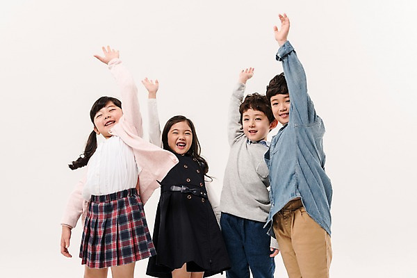 포토 JPG 스튜디오촬영 여학생 여자 남자 어린이라이프 초등학생 어린이 남학생 실내 서기 미소 소녀 소년 여러명 상반신 앞모습 옆모습 친구 손들기 파이팅 한국인 즐거움 어린이만 국내포토 학생 라이프스타일 감정 뷰포인트 다수 관계 모션 표정 사람 동양인 내부 파일형식