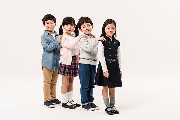 포토 JPG 스튜디오촬영 전신 여학생 여자 남자 어린이라이프 초등학생 어린이 남학생 실내 서기 미소 소녀 소년 여러명 옆모습 친구 한국인 즐거움 어린이만 어깨에손 국내포토 학생 라이프스타일 감정 뷰포인트 다수 관계 모션 표정 사람 동양인 내부 파일형식