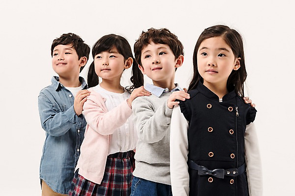 포토 JPG 스튜디오촬영 응시 여학생 여자 남자 어린이라이프 초등학생 어린이 남학생 실내 서기 미소 소녀 소년 여러명 상반신 앞모습 옆모습 친구 한국인 어린이만 어깨에손 국내포토 학생 라이프스타일 시선 뷰포인트 다수 관계 모션 표정 사람 동양인 내부 파일형식