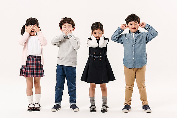 포토 JPG 스튜디오촬영 전신 여학생 여자 남자 어린이라이프 초등학생 어린이 남학생 실내 서기 소녀 소년 여러명 앞모습 친구 한국인 눈가림 가림 귀막기 어린이만 국내포토 학생 라이프스타일 뷰포인트 다수 관계 모션 사람 동양인 손짓 내부 파일형식