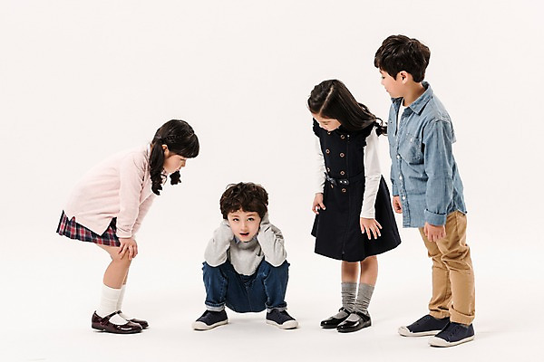 포토 JPG 스튜디오촬영 전신 응시 여학생 여자 남자 어린이라이프 초등학생 어린이 남학생 실내 서기 앉기 소녀 소년 여러명 앞모습 옆모습 친구 한국인 귀막기 어린이만 국내포토 학생 라이프스타일 시선 뷰포인트 다수 관계 모션 사람 동양인 손짓 내부 파일형식