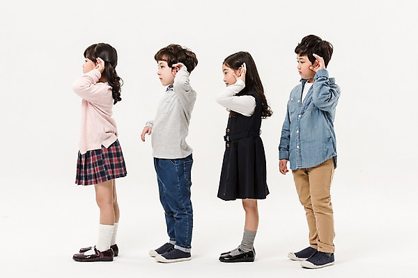 포토 JPG 스튜디오촬영 전신 여학생 여자 남자 어린이라이프 초등학생 어린이 남학생 실내 서기 손짓 소녀 소년 여러명 옆모습 친구 듣기 한국인 어린이만 국내포토 학생 라이프스타일 뷰포인트 다수 관계 모션 사람 동양인 내부 파일형식