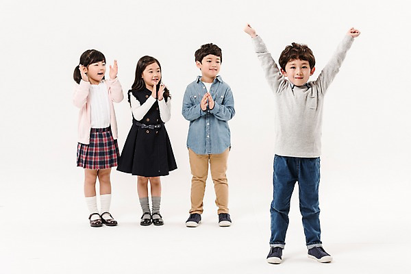 포토 JPG 스튜디오촬영 전신 여학생 여자 남자 어린이라이프 초등학생 어린이 남학생 실내 서기 미소 소녀 소년 여러명 앞모습 친구 만세 한국인 박수 즐거움 어린이만 국내포토 학생 라이프스타일 감정 뷰포인트 다수 관계 모션 표정 사람 동양인 손짓 내부 파일형식