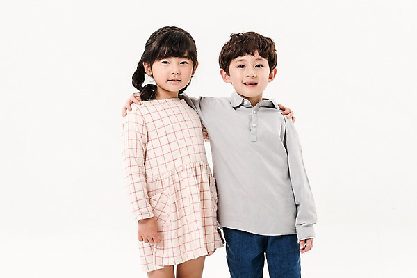 포토 JPG 스튜디오촬영 여학생 여자 남자 어린이라이프 초등학생 어린이 남학생 어깨동무 실내 서기 미소 소녀 소년 상반신 두명 앞모습 친구 다정 한국인 어린이만 국내포토 학생 라이프스타일 뷰포인트 포즈 컨셉 관계 모션 표정 사람 동양인 내부 파일형식