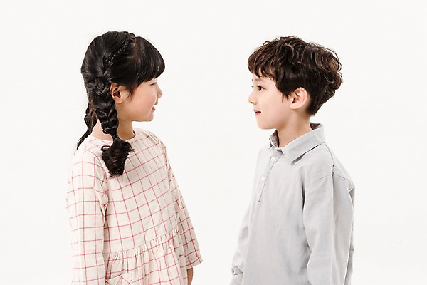 포토 JPG 스튜디오촬영 여학생 여자 남자 어린이라이프 초등학생 어린이 남학생 실내 서기 소녀 소년 상반신 두명 옆모습 친구 마주보기 다정 한국인 어린이만 국내포토 학생 라이프스타일 뷰포인트 컨셉 관계 모션 사람 동양인 내부 파일형식