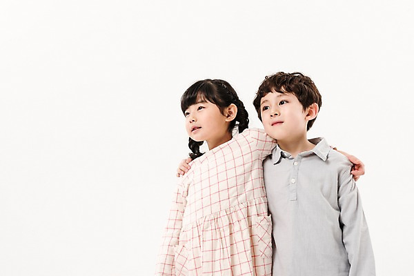 포토 JPG 스튜디오촬영 응시 여학생 여자 남자 어린이라이프 초등학생 어린이 남학생 로우앵글 어깨동무 실내 서기 소녀 소년 상반신 두명 앞모습 친구 다정 한국인 어린이만 국내포토 학생 라이프스타일 시선 뷰포인트 포즈 컨셉 관계 모션 사람 동양인 내부 파일형식 인종 생활