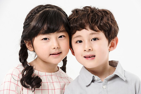 포토 JPG 스튜디오촬영 여학생 여자 남자 어린이라이프 초등학생 어린이 남학생 실내 서기 미소 소녀 소년 상반신 두명 앞모습 친구 다정 한국인 어린이만 국내포토 학생 라이프스타일 뷰포인트 컨셉 관계 모션 표정 사람 동양인 내부 파일형식 인종 생활