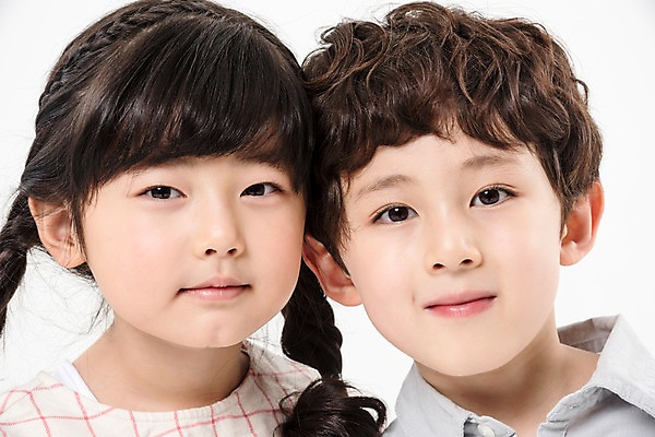포토 JPG 스튜디오촬영 여학생 여자 남자 어린이라이프 초등학생 어린이 남학생 실내 서기 미소 소녀 근접촬영 소년 상반신 두명 앞모습 친구 다정 한국인 어린이만 국내포토 학생 라이프스타일 뷰포인트 컨셉 관계 모션 표정 사람 동양인 내부 파일형식