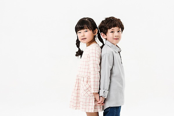 포토 JPG 스튜디오촬영 여학생 여자 남자 어린이라이프 초등학생 어린이 남학생 실내 서기 미소 소녀 소년 상반신 두명 옆모습 친구 손잡기 다정 한국인 등맞대기 어린이만 국내포토 학생 라이프스타일 뷰포인트 컨셉 관계 모션 표정 사람 동양인 내부 파일형식