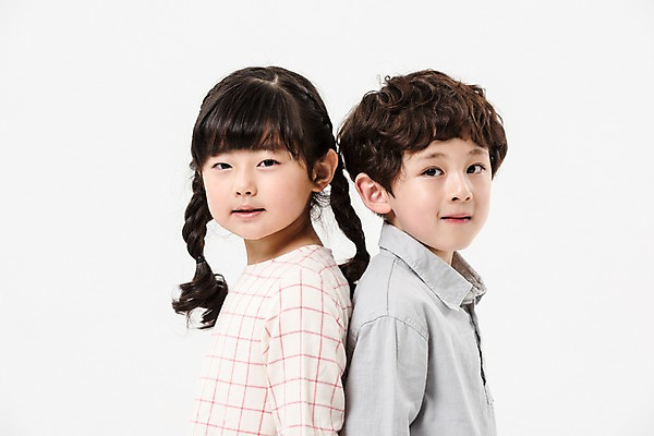 포토 JPG 스튜디오촬영 여학생 여자 남자 어린이라이프 초등학생 어린이 남학생 실내 서기 미소 소녀 소년 상반신 두명 옆모습 친구 다정 한국인 등맞대기 어린이만 국내포토 학생 라이프스타일 뷰포인트 컨셉 관계 모션 표정 사람 동양인 내부 파일형식