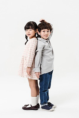 포토 JPG 스튜디오촬영 전신 여학생 여자 남자 어린이라이프 초등학생 어린이 남학생 실내 서기 미소 소녀 소년 두명 옆모습 친구 다정 한국인 등맞대기 키재기 어린이만 국내포토 학생 라이프스타일 뷰포인트 컨셉 관계 모션 표정 사람 동양인 내부 측정 키_신체 파일형식