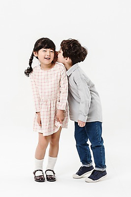 포토 JPG 스튜디오촬영 전신 여학생 여자 남자 어린이라이프 초등학생 어린이 남학생 실내 서기 미소 소녀 소년 두명 앞모습 옆모습 친구 다정 한국인 귓속말 어린이만 국내포토 학생 라이프스타일 뷰포인트 컨셉 관계 모션 표정 사람 동양인 내부 파일형식