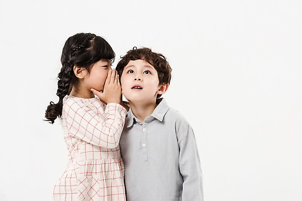 포토 JPG 스튜디오촬영 여학생 여자 남자 어린이라이프 초등학생 어린이 남학생 실내 서기 소녀 소년 상반신 두명 앞모습 옆모습 친구 다정 한국인 귓속말 어린이만 국내포토 학생 라이프스타일 뷰포인트 컨셉 관계 모션 사람 동양인 내부 파일형식