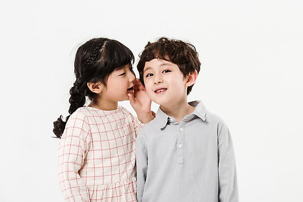 포토 JPG 스튜디오촬영 여학생 여자 남자 어린이라이프 초등학생 어린이 남학생 실내 서기 소녀 소년 상반신 두명 앞모습 친구 다정 한국인 귓속말 어린이만 국내포토 학생 라이프스타일 뷰포인트 컨셉 관계 모션 사람 동양인 내부 파일형식 인종 생활