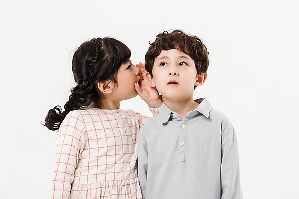 포토 JPG 스튜디오촬영 여학생 여자 남자 어린이라이프 초등학생 어린이 남학생 실내 서기 소녀 소년 상반신 두명 앞모습 친구 다정 한국인 귓속말 어린이만 국내포토 학생 라이프스타일 뷰포인트 컨셉 관계 모션 사람 동양인 내부 파일형식 인종 생활