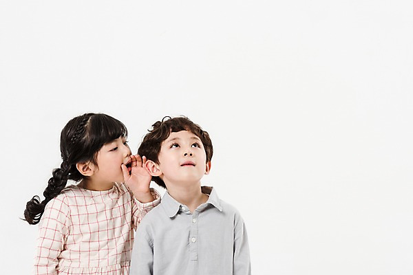 포토 JPG 스튜디오촬영 응시 여학생 여자 남자 어린이라이프 초등학생 어린이 남학생 실내 서기 소녀 소년 상반신 두명 앞모습 친구 다정 한국인 귓속말 어린이만 국내포토 학생 라이프스타일 시선 뷰포인트 컨셉 관계 모션 사람 동양인 내부 파일형식