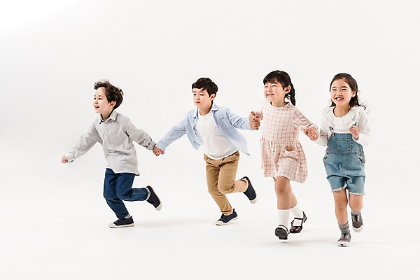 포토 JPG 스튜디오촬영 전신 여학생 여자 남자 어린이라이프 초등학생 어린이 남학생 실내 소녀 소년 여러명 앞모습 친구 달리기 손잡기 한국인 즐거움 어린이만 국내포토 학생 라이프스타일 감정 뷰포인트 다수 관계 모션 사람 동양인 내부 파일형식