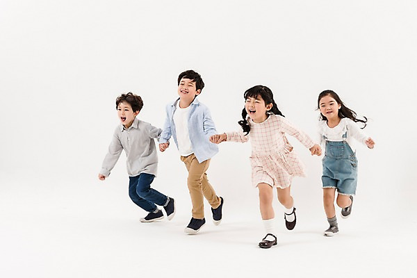 포토 JPG 스튜디오촬영 전신 여학생 여자 남자 어린이라이프 초등학생 어린이 남학생 실내 소녀 소년 여러명 앞모습 친구 달리기 손잡기 한국인 즐거움 어린이만 국내포토 학생 라이프스타일 감정 뷰포인트 다수 관계 모션 사람 동양인 내부 파일형식