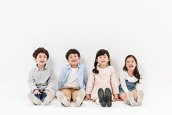 포토 JPG 스튜디오촬영 전신 여학생 여자 남자 어린이라이프 초등학생 어린이 남학생 실내 미소 앉기 소녀 소년 여러명 앞모습 친구 한국인 즐거움 어린이만 국내포토 학생 라이프스타일 감정 뷰포인트 다수 관계 모션 표정 사람 동양인 내부 파일형식