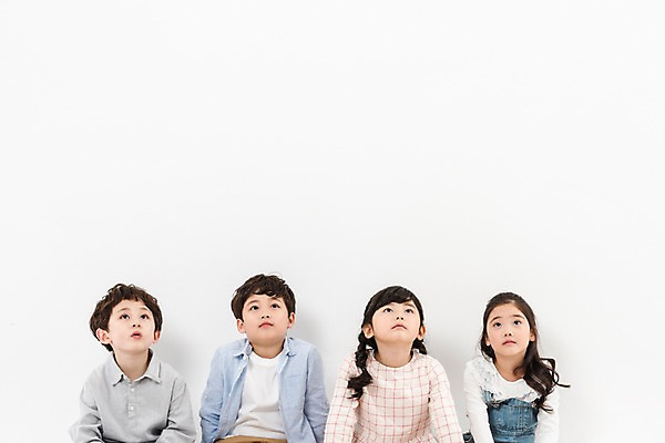 포토 JPG 스튜디오촬영 응시 여학생 여자 남자 어린이라이프 초등학생 어린이 남학생 실내 앉기 소녀 소년 여러명 상반신 앞모습 친구 한국인 어린이만 국내포토 학생 라이프스타일 시선 뷰포인트 다수 관계 모션 사람 동양인 내부 파일형식