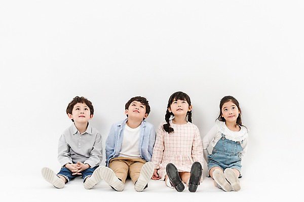 포토 JPG 스튜디오촬영 전신 여학생 여자 남자 어린이라이프 초등학생 어린이 남학생 실내 앉기 소녀 소년 여러명 앞모습 친구 한국인 올려보기 어린이만 국내포토 학생 라이프스타일 뷰포인트 다수 관계 모션 사람 동양인 내부 파일형식